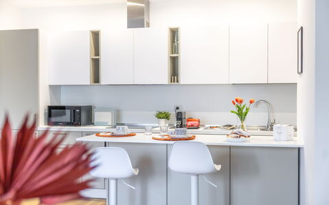 Suite Pineta: Cuisine, Meubles, Comptoir, Appareil De Cuisine, Design Intérieur, Cabinetry, Sol, Principaux Appliance, Bois, Domicile