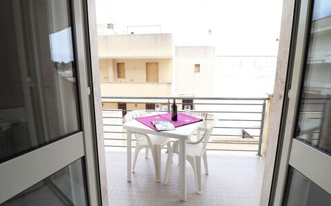 Marta: Sol, Meubles, Chaise, Balcon, Verre, Appartement, Tache De Bois, Table Cuisine Et Salle A Manger, Tableau De Plein Air, Mobilier De Jardin