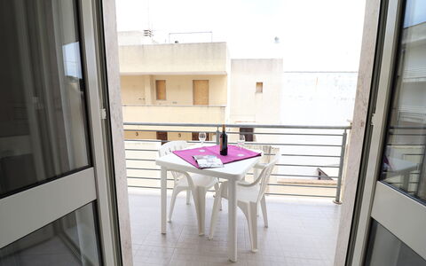 Marta: Sol, Meubles, Design Intérieur, Chaise, Balcon, Appartement, Verre, Tache De Bois, Dur, Mobilier De Jardin