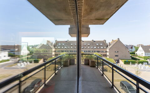 Zandstuyver Close by the Sea: Balcon, Daylighting, Architecture Brutaliste