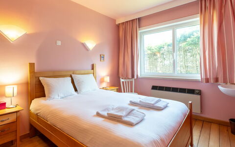 Zandstuyver Close by the Sea: Lit, Chambre, Drap De Lit, Literie, Design Intérieur, Mur, Bois, Plafond, Linge, Cadre De Lit