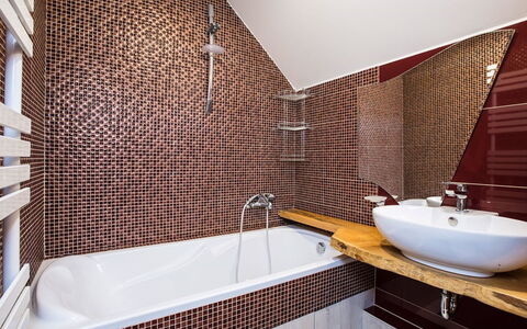 Stodola: Salle De Bains, Luminaire Plomberie, Mur, Sol, Design Intérieur, Baignoire, Sol, Robinet, Évier, Plomberie