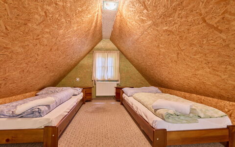 Stodola: Bois, Sol, Sol, Design Intérieur, Chambre, Domicile, Tache De Bois, Pièce, Lit, Plafond
