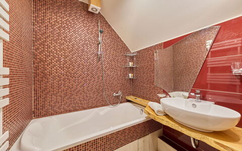 Stodola: Salle De Bains, Luminaire Plomberie, Sol, Design Intérieur, Sol, Robinet, Baignoire, Évier, Lavabo, Plomberie