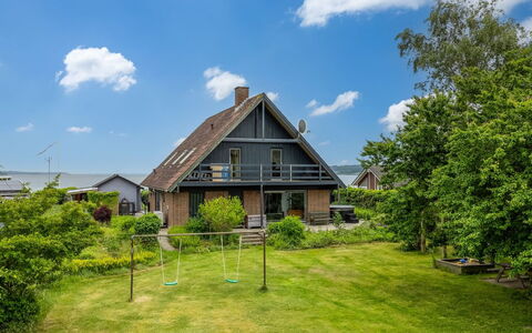 Alena - 50M to the Fjord: Ciel, Herbe, Maison, Toit, Domicile, Chalet, Zone Résidentielle, Zone Rurale, Lot Terre
