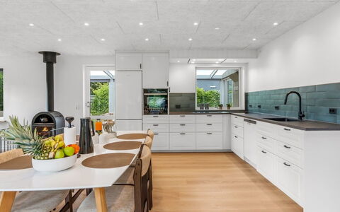 Aischa - 1.5Km from the Sea: Cuisine, Sol, Comptoir, Design Intérieur, Bois, Meubles, Sol, Appareil De Cuisine, Plafond, Parquet