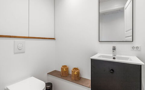 Aischa - 1.5Km from the Sea: Mur, Sol, Luminaire Plomberie, Design Intérieur, Sol, Salle De Bains, Siège De Toilette, Toilette, Armoire De Toilette, Robinet