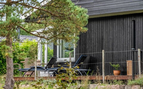 Aischa - 1.5Km from the Sea: Bois, Chalet, Siding, Ombre, Porche, Jardin, Arrière-Cour, Batiments Jardin, Dur, Cour