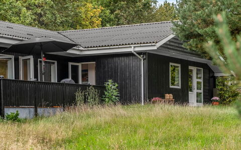 Aischa - 1.5Km from the Sea: Bâtiment, Maison, Bois, Toit, Domicile, Zone Résidentielle, Siding, Architecture, Chalet, Arbuste