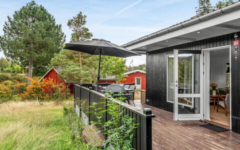 Aischa - 1.5Km from the Sea: Maison, Domicile, Toit, Arbuste, Chalet, Porche, Siding, Lot Terre, Jardin, Plate-Forme