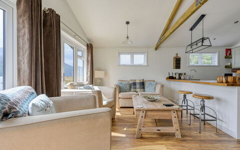 Loch Ness Hamptons Lodge: Bois, Sol, Sol, Plafond, Meubles, Parquet, Dur, Tache De Bois, Canapé, Salon