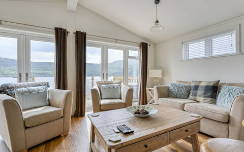 Loch Ness Hamptons Lodge: Meubles, Design Intérieur, Canapé, Sol, Sol, Plafond, Pièce, Salon, Domicile
