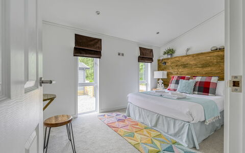 Loch Ness Hamptons Lodge: Meubles, Design Intérieur, Sol, Sol, Chambre, Lit, Mur, Bois, Plafond, Pièce