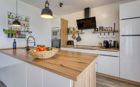 Providenca: Cuisine, Comptoir, Meubles, Design Intérieur, Sol, Cabinetry, Bois, Appareil De Cuisine, Plafond, Sol