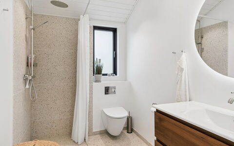 Ion - 750M from the Sea: Sol, Sol, Luminaire Plomberie, Mur, Design Intérieur, Salle De Bains, Bois, Armoire De Toilette, Évier, Toilette