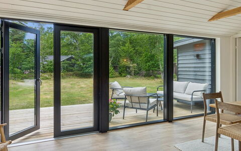 Ion - 750M from the Sea: Bois, Porte, Accueil Porte, Parquet, Dur, Plante D'Appartement, Pot De Fleur, Salon, Chaise