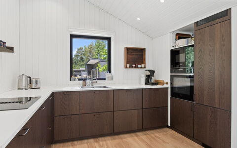 Ion - 750M from the Sea: Sol, Bois, Comptoir, Meubles, Design Intérieur, Cabinetry, Plafond, Sol, Cuisine, Parquet