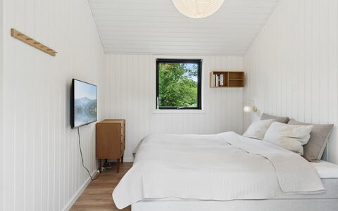 Ion - 750M from the Sea: Bois, Design Intérieur, Chambre, Plafond, Sol, Sol, Lit, Pièce, Cadre De Lit, Literie