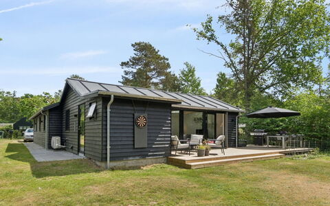 Ion - 750M from the Sea: Toit, Domicile, Chalet, Maison, Siding, Batiments Jardin, Ferme, Pelouse, Porche, Cour