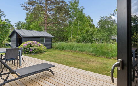 Ion - 750M from the Sea: Arbuste, Chalet, Lot Terre, Jardin, Couverture De Sol, Siding, Batiments Jardin, Porche, Plate-Forme