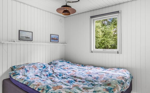 Elif - 200M from the Sea: Bois, Chambre, Lit, Dur, Planche, Drap De Lit, Literie, Cadre De Lit, Tache De Bois, Conception