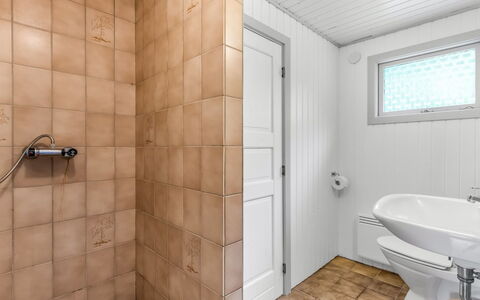 Elif - 200M from the Sea: Salle De Bains, Mur, Sol, Luminaire Plomberie, Sol, Design Intérieur, Plomberie, Tuile, Plafond, Toilette