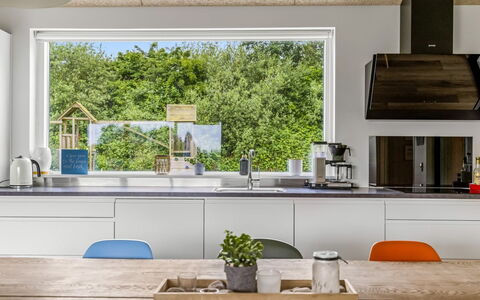 Anabel - 800M from the Sea: Cuisine, Comptoir, Meubles, Design Intérieur, Appareil De Cuisine, Bois, Sol, Cabinetry, Électroménager, Éclairage