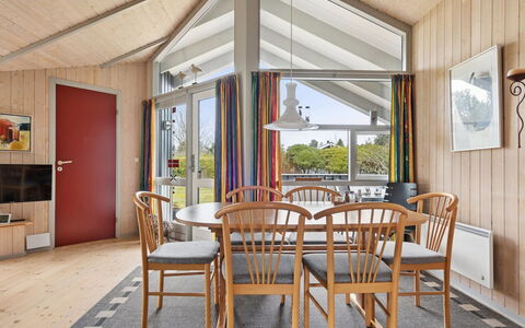 Algeth - 2.5Km from the Sea: Plafond, Porte, Chaise, Chalet, Table Cuisine Et Salle A Manger, Dur, Tache De Bois, Ombre, Planche, Porche