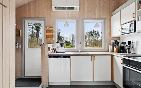 Algeth - 2.5Km from the Sea: Bois, Principaux Appliance, Appareil De Cuisine, Cuisine, Électroménager, Pièce, Comptoir, Plafond, Luminaire, Cuisinière