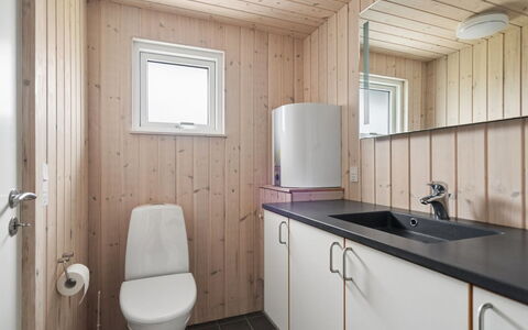 Algeth - 2.5Km from the Sea: Luminaire Plomberie, Sol, Bois, Évier, Sol, Salle De Bains, Design Intérieur, Toilette, Robinet, Plomberie