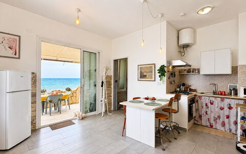 La Casa in Riva al Mare: Meubles, Sol, Appartement, Chaise, Ombre, Table Cuisine Et Salle A Manger, Plante D'Appartement, Recours, Balcon, Appartement Penthouse