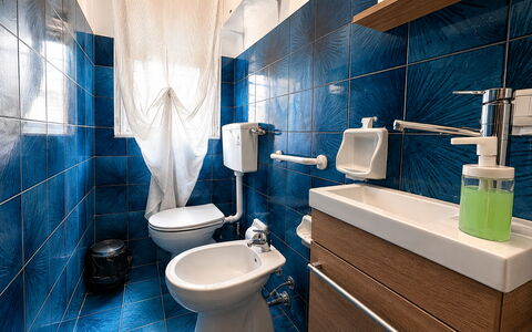 La Casa in Riva al Mare: Sol, Luminaire Plomberie, Sol, Siège De Toilette, Design Intérieur, Toilette, Salle De Bains, Plomberie, Évier, Tuile
