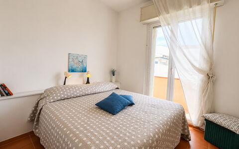 La Casa in Riva al Mare: Lit, Chambre, Meubles, Mur, Design Intérieur, Drap De Lit, Literie, Bois, Sol, Linge