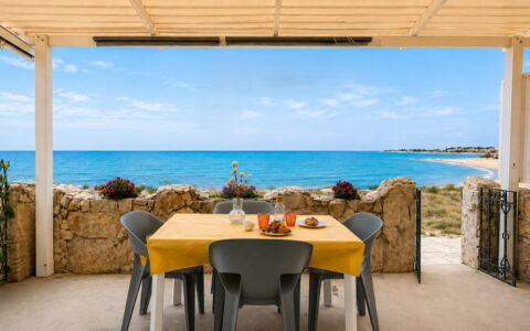 La Casa in Riva al Mare: Meubles, Mer, Mobilier De Jardin, Côte, Chaise, Cotiers Et Relief Océaniques, Océan, Plage, Ombre, Recours