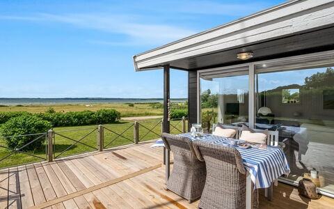Gustav - 50M from the Sea: Meubles, Porche, Plate-Forme, Porte, Chaise, Dur, Ombre, Table Cuisine Et Salle A Manger, Recours, Planche