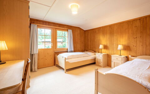 Chalet Cauma: Bois, Chambre, Lit, Dur, Tache De Bois, Cadre De Lit, Literie, Traitement De Fenetre, Rideau, Parquet