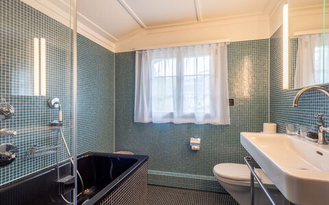 Chalet Cauma: Salle De Bains, Luminaire Plomberie, Sol, Design Intérieur, Sol, Plomberie, Baignoire, Robinet, Tuile, Évier