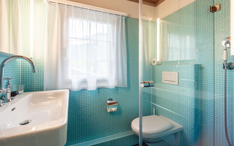 Chalet Cauma: Salle De Bains, Luminaire Plomberie, Design Intérieur, Lavabo, Sol, Sol, Robinet, Baignoire, Évier, Plomberie