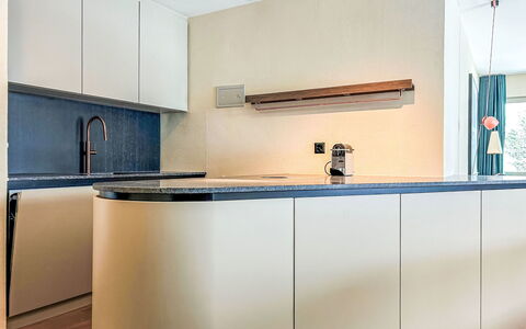 Casa Partnun 4-3: Design Intérieur, Comptoir, Sol, Cuisine, Bois, Appareil De Cuisine, Cabinetry, Sol, Plafond, Meubles