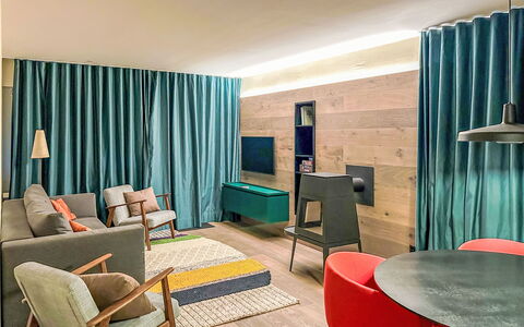 Casa Partnun 4-3: Meubles, Design Intérieur, Sol, Bois, Sol, Textile, Pièce, Plafond, Éclairage, Table