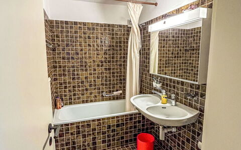 Casa Partnun 4-3: Mur, Luminaire Plomberie, Salle De Bains, Sol, Sol, Design Intérieur, Siège De Toilette, Toilette, Plomberie, Lavabo