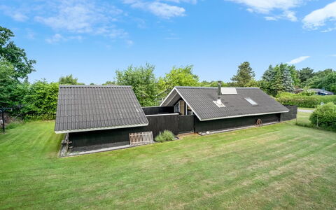 Ragnborg - 700M from the Sea: Herbe, Toit, Maison, Domicile, Chalet, Couverture De Sol, Pelouse, Jardin, Ferme, Biens