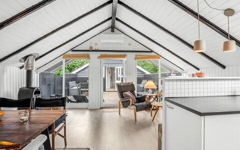 Ragnborg - 700M from the Sea: Bois, Plafond, Sol, Design Intérieur, Sol, Meubles, Parquet, Chaise, Grenier, Table Cuisine Et Salle A Manger