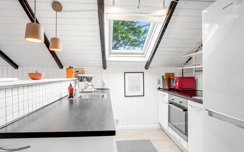 Ragnborg - 700M from the Sea: Cuisine, Bois, Plafond, Design Intérieur, Sol, Comptoir, Principaux Appliance, Sol, Appareil De Cuisine, Grenier