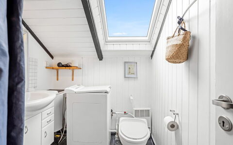 Ragnborg - 700M from the Sea: Luminaire Plomberie, Sol, Plafond, Évier, Design Intérieur, Sol, Salle De Bains, Robinet, Plomberie, Toilette