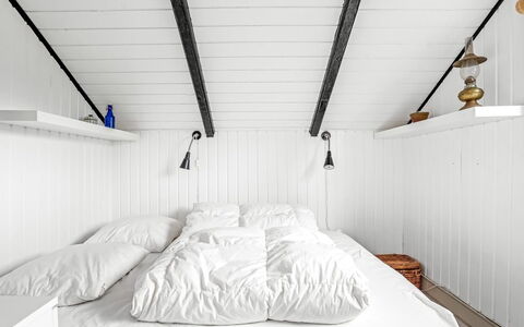 Ragnborg - 700M from the Sea: Chambre, Bois, Plafond, Lit, Design Intérieur, Sol, Éclairage, Literie, Drap De Lit, Linge