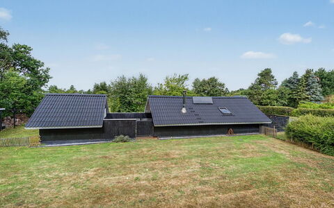Ragnborg - 700M from the Sea: Herbe, Toit, Maison, Domicile, Chalet, Couverture De Sol, Jardin, Pelouse, Pente, Ombre