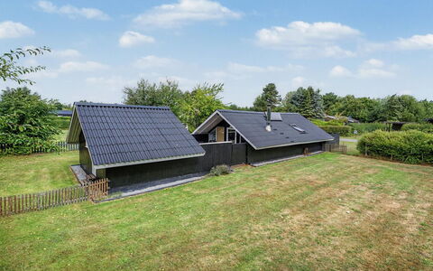 Ragnborg - 700M from the Sea: Herbe, Toit, Maison, Domicile, Chalet, Zone Rurale, Couverture De Sol, Pelouse, Jardin, Pente
