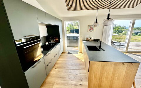 Theodora - 600M from the Sea: Cuisine, Comptoir, Sol, Meubles, Design Intérieur, Appareil De Cuisine, Sol, Bois, Parquet, Cabinetry