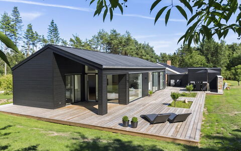 Theodora - 600M from the Sea: Toit, Domicile, Chalet, Siding, Porte, Batiments Jardin, Biens, Ombre, Ferme, Cour